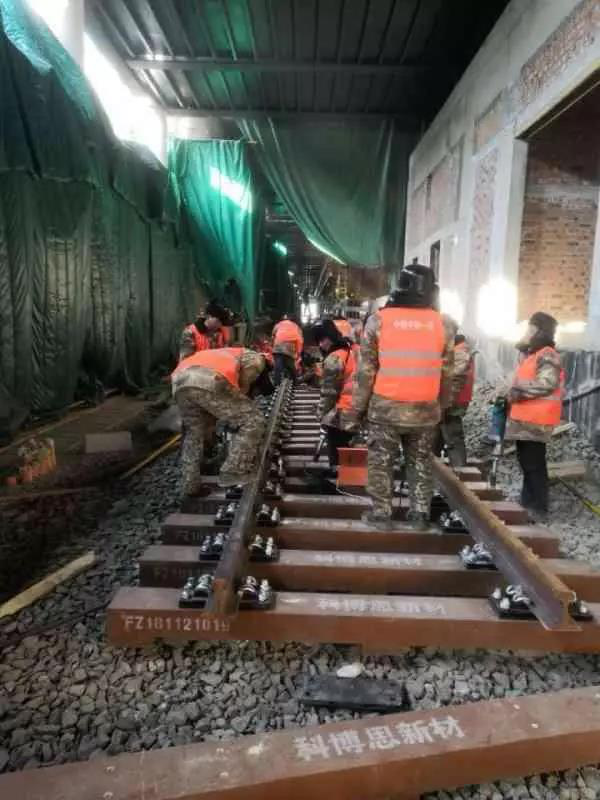 今日头条、北京日报：13号线清河站拨线工程倒计时，京城地铁首  次铺上树脂轨枕